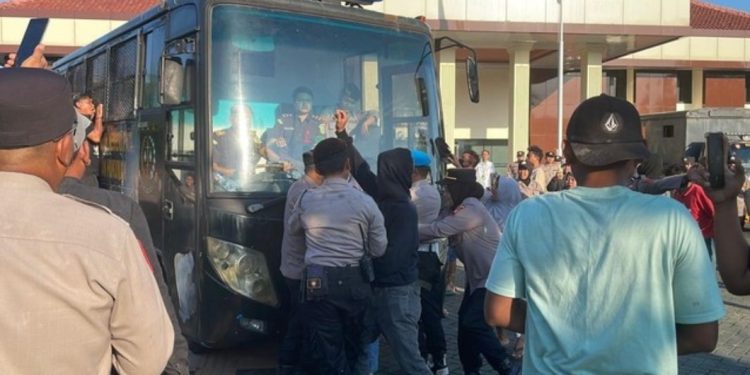 PN Pati Ricuh, Massa Hadang Mobil Tahanan