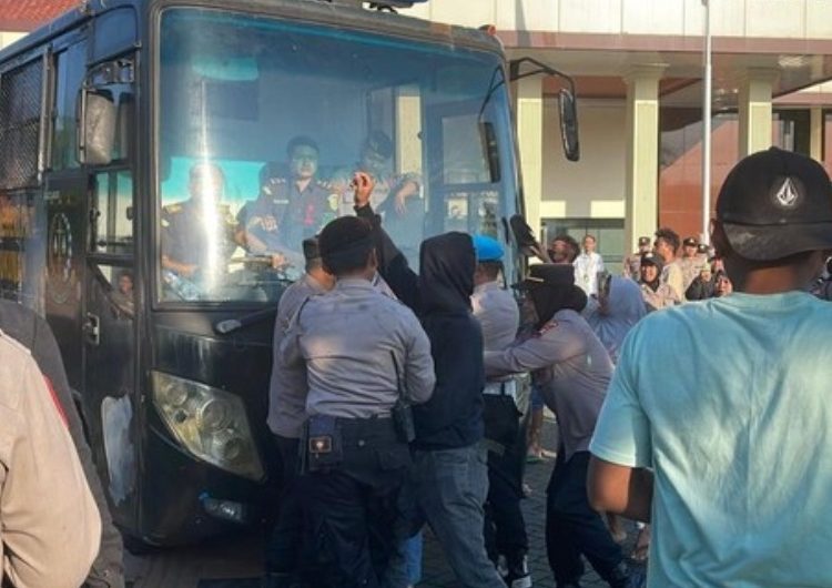 PN Pati Ricuh, Massa Hadang Mobil Tahanan