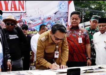 Ribuan Nelayan Kepung Kantor Bupati Pati