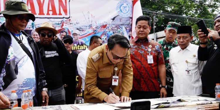 Ribuan Nelayan Kepung Kantor Bupati Pati