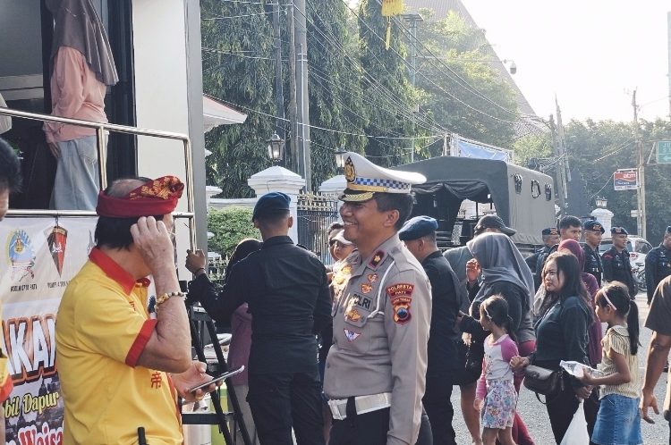 Waisak 2026, Ribuan Warga Pati Nikmati Makan Gratis dari Kelenteng Hok Tik Bio Pati dan Polri