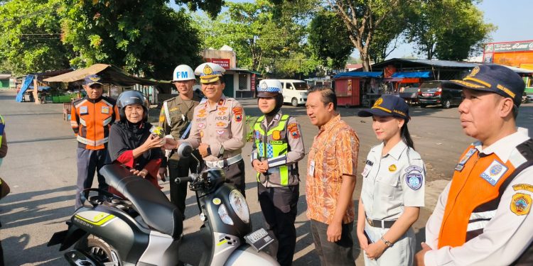 Tertib di GOR Pesantenan, Satlantas Polresta Pati Bagikan Souvenir ke Para Pengendara