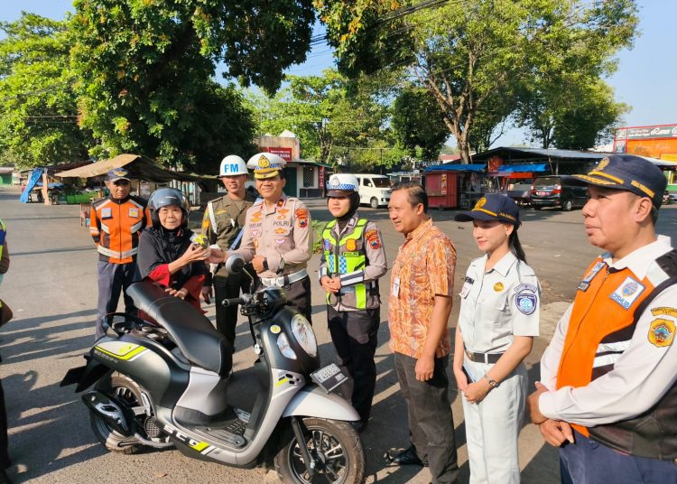 Tertib di GOR Pesantenan, Satlantas Polresta Pati Bagikan Souvenir ke Para Pengendara