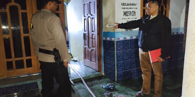 Diduga Kesal Tak Diberi Uang, Sosok Pria Bakar Rumah