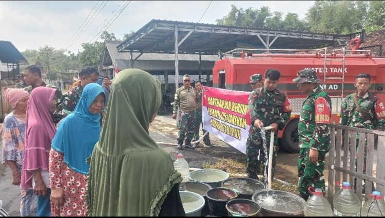Kemarau Menguji, TNI Hadir! Warga Karangrejo Lor Tersenyum