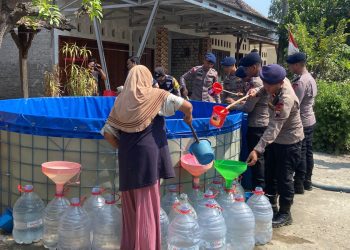 Air Bersih Jadi Rebutan di Musim Kemarau, Brimob Bantu Warga