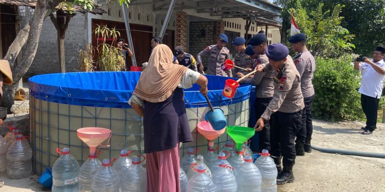 Air Bersih Jadi Rebutan di Musim Kemarau, Brimob Bantu Warga