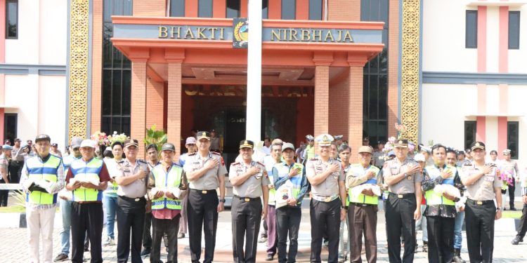 Kapolresta Pati Sapa Warga, Bagikan Rompi “Superltas” dan Salurkan Bansos ke Masyarakat