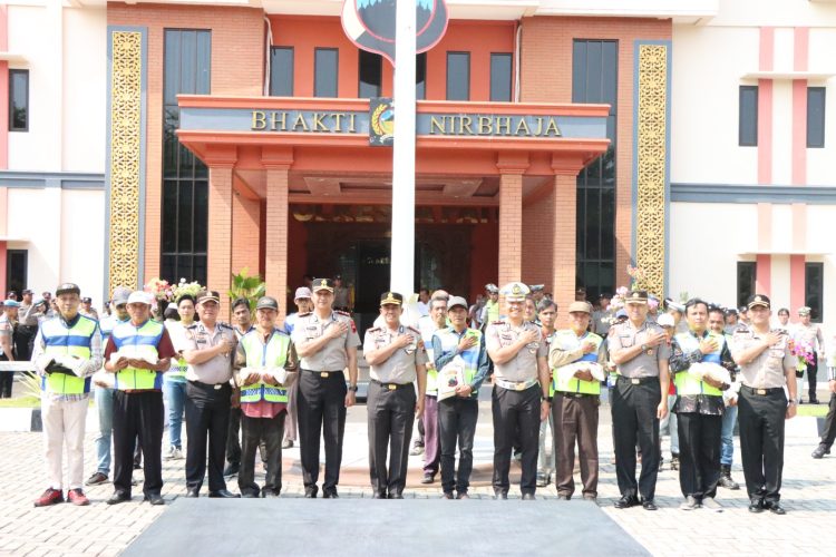 Kapolresta Pati Sapa Warga, Bagikan Rompi “Superltas” dan Salurkan Bansos ke Masyarakat