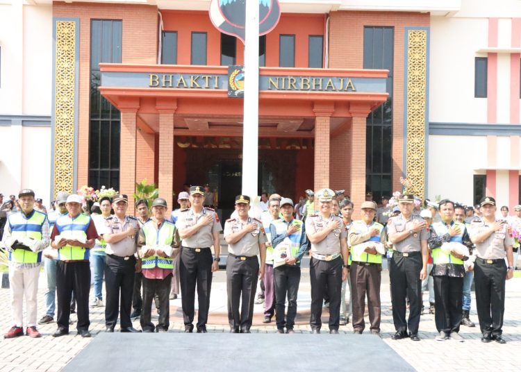 Kapolresta Pati Sapa Warga, Bagikan Rompi “Superltas” dan Salurkan Bansos ke Masyarakat